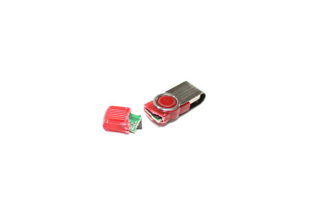 unità flash usb rotta isolata su sfondo bianco, una chiave usb che contiene un software malware - resting computer key break red foto e immagini stock