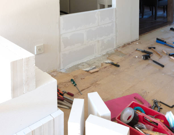istock Building a small wall with lightweight concrete blocks 998257004