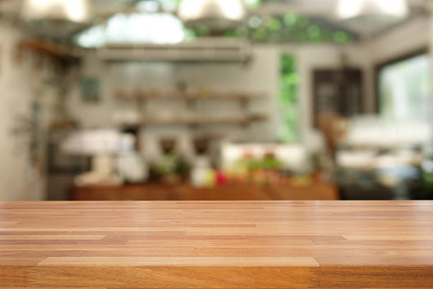 vacío de la mesa de madera superior en un desenfoque de fondo de café de café interior. para la exhibición de productos de montaje o diseño - mesa fotografías e imágenes de stock