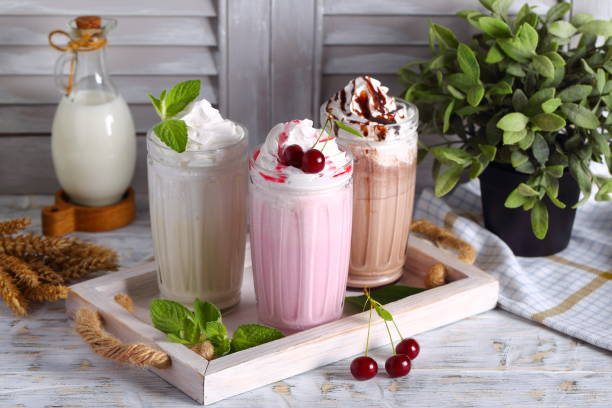 молочный коктейли со взбитыми сливками - raspberry milkshake ストックフォトと画像
