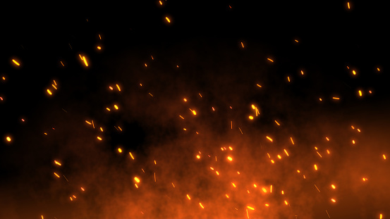 Chispas calientes rojo ardientes volar lejos del gran fuego en el cielo nocturno photo