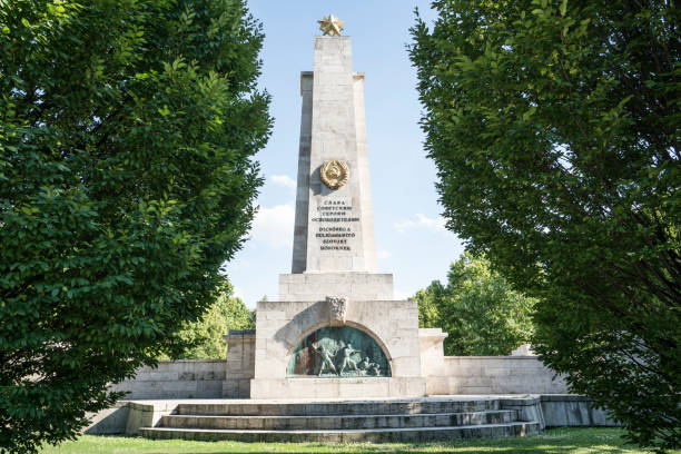 memorial de guerra soviético en budapest - liberation monument budapest hungary monument fotografías e imágenes de stock