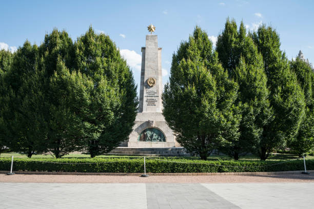 memorial de guerra soviético en budapest - liberation monument budapest hungary monument fotografías e imágenes de stock