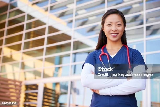 Photo libre de droit de Sourire Asiatique Travailleur De La Santé Féminine Avec Les Bras Croisés banque d'images et plus d'images libres de droit de Suivi des malades