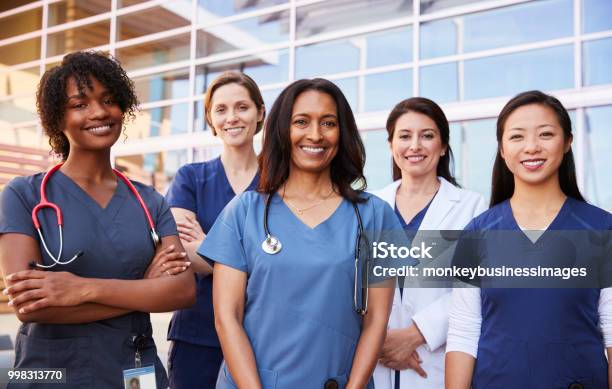 Photo libre de droit de Soins De Santé Féminins Permanent Hors Hôpital banque d'images et plus d'images libres de droit de Suivi des malades - Suivi des malades, Femmes, Santé et médecine