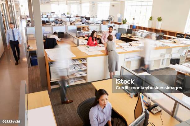 Photo libre de droit de Personnel Travaillant Dans Un Bureau Occupé À Aire Ouverte banque d'images et plus d'images libres de droit de Bureau - Lieu de travail