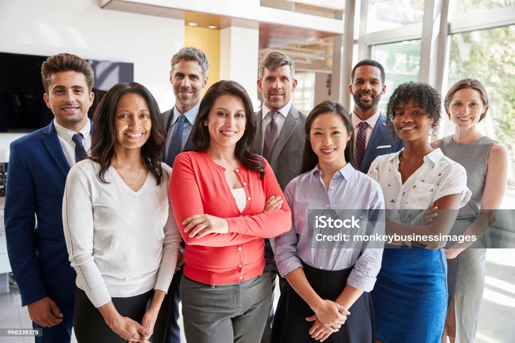 Lächelnde corporate Business-Team, Gruppenbild - Lizenzfrei Multikulturelle Gruppe Stock-Foto