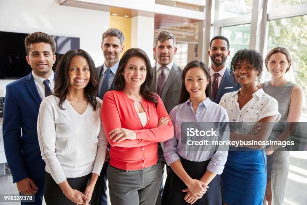 Lächelnde Corporate Businessteam Gruppenbild Stockfoto und mehr Bilder von Multikulturelle Gruppe - Multikulturelle Gruppe, Zusammenarbeit, Geschäftsleben