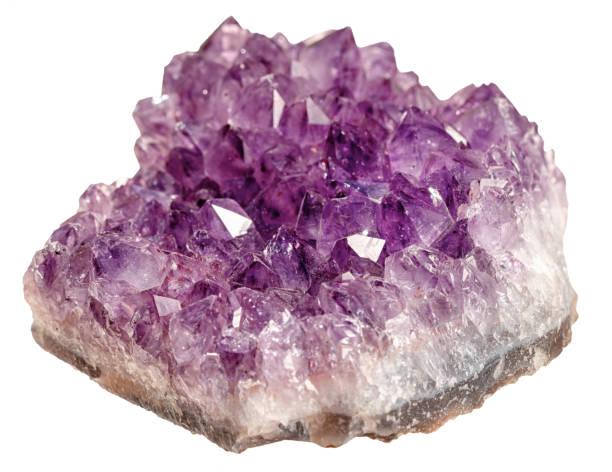 аметист естественный полудрагоценный камень изолирован на белом фоне - precious gem rough stone amethyst сто�ковые фото и изображения