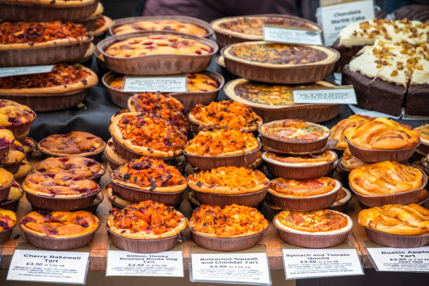 assortiment de tartelettes exposées au marché de broadway à hackney, east london - hackney photos et images de collection