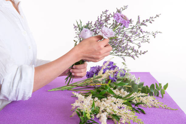istock Flower arrangement women 998372176