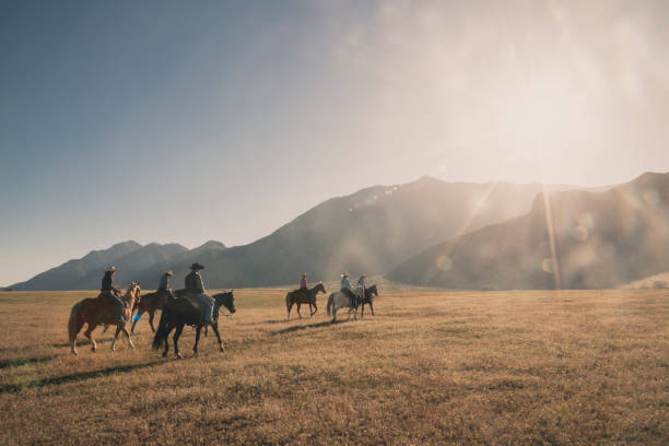 американские всадники идут к горам в штате - trail ride стоковые фото и изображения