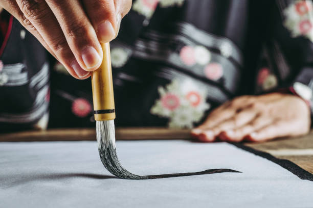 tinta y caligrafía de japón - escritura japonesa fotografías e imágenes de stock