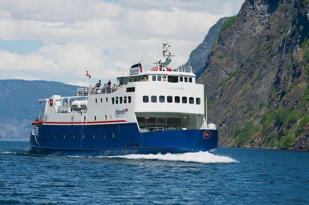 ferry-boat chega à porta do aurlandsfjord em flam, norway. - flam aurlandsfjord sognefjord fjord - fotografias e filmes do acervo