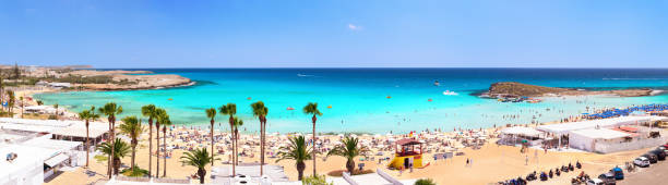 panorama da praia de nissi. ayia napa. chipre. - famagusta - fotografias e filmes do acervo