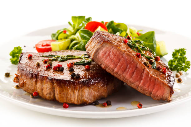 야채와 함께 구운된 스테이크 - fillet meat portion fillet steak 뉴스 사진 이미지