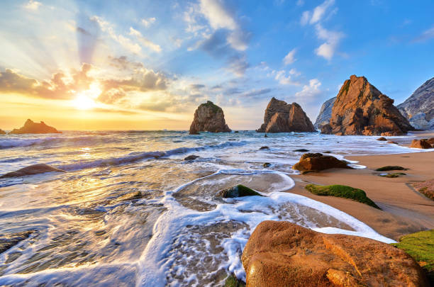 portugalia ursa beach zachód słońca nad oceanem atlantyckim - nobody rock coastline sea zdjęcia i obrazy z banku zdjęć