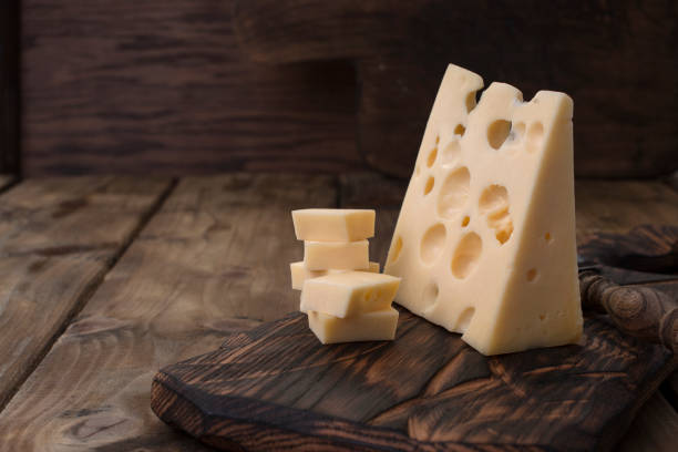 아름 다운 네덜란드 치즈 구멍, 건강 한 낙농 제품. 맛 있는 음식. 국가 스타일 사진. 텍스트에 대 한 장소입니다. 공간 복사 - cheese portion emmental cheese yellow 뉴스 사진 이미지