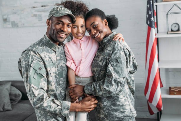 그들의 딸을 껴 안은 아프리카계 미국인 여 성과 남성 군인 - men male military beautiful 뉴스 사진 이미지