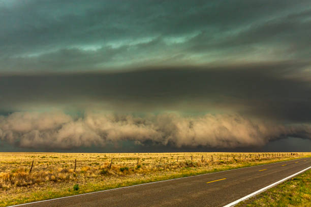istock Dangerous thunderstorm with gust front and shelf cloud producing hail and torrential rain 998429170