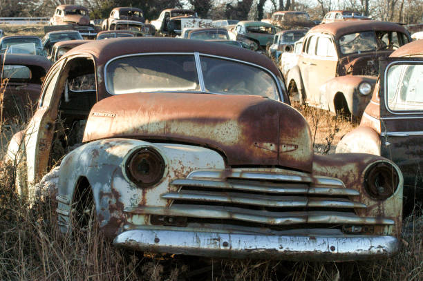 vintage car standing on wreckage junk yard, oklahoma - pick up truck red old 4x4 imagens e fotografias de stock