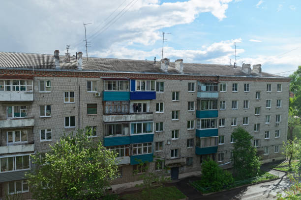 istock Old apartment house against amazing cloudy sky 998440156