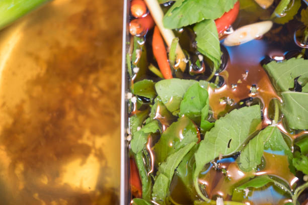 podwójna zupa gorący garnek, widok z góry (gorąca i pikantna zupa i normalna zupa) - thai cuisine chili cilantro seasoning zdjęcia i obrazy z banku zdjęć
