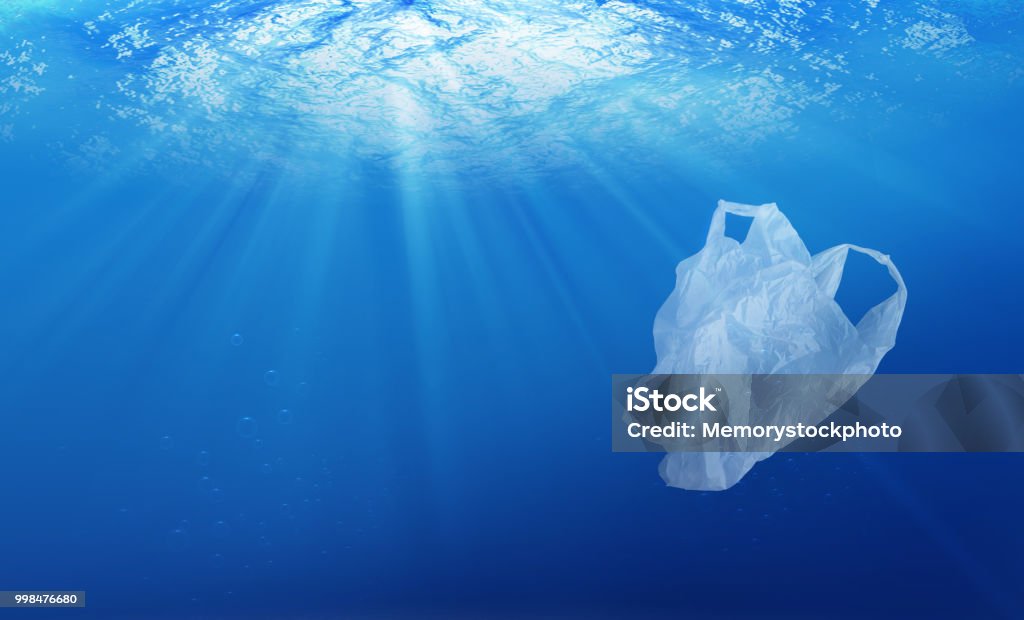 concetto di protezione ambientale. inquinamento sacchetto di plastica in oceano - Foto stock royalty-free di Plastica