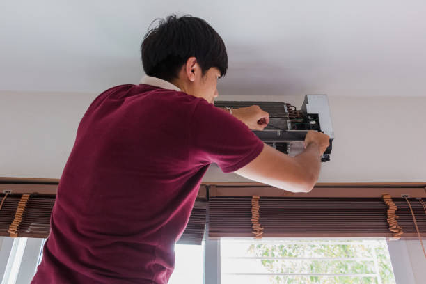 istock Man clean air conditioner at home 998477104