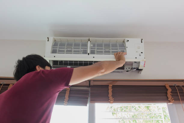 istock Man clean air conditioner at home 998477318