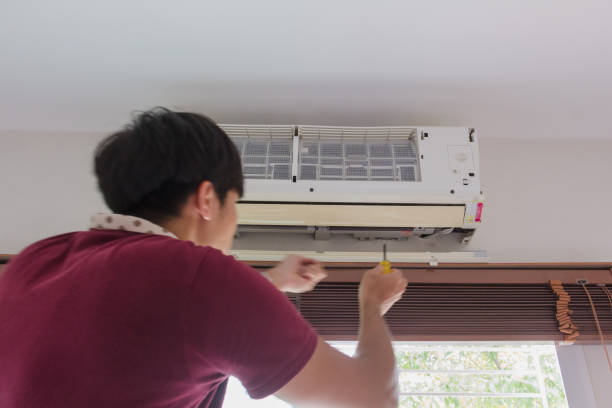 istock Man clean air conditioner at home 998477588