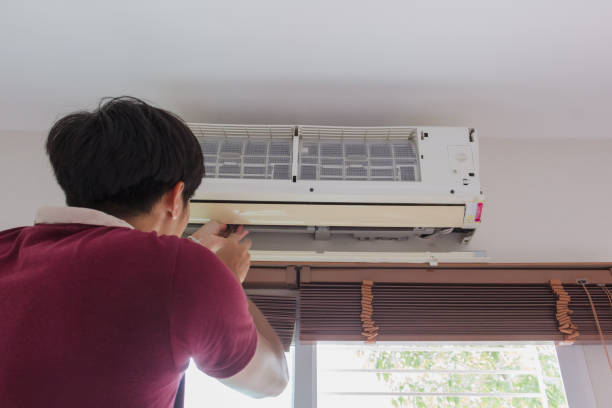 istock Man clean air conditioner at home 998477598