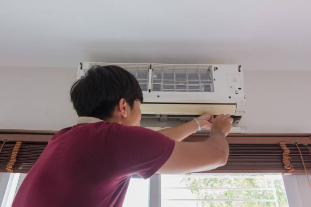 istock Man clean air conditioner at home 998477684