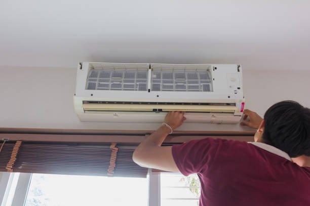istock Man clean air conditioner at home 998477688