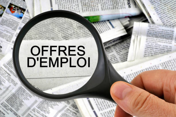 offerte di lavoro al microscopio - recruitment classified ad unemployment employment issues foto e immagini stock