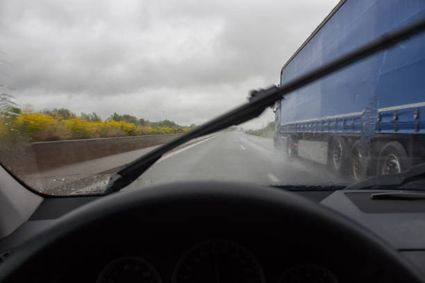 비오는 날 운전 스톡 사진