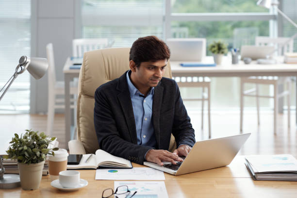 istock Businessman working on laptop 998492570