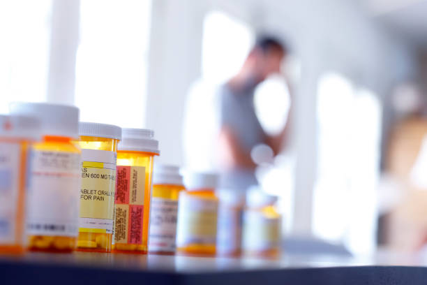 médicament de dépendance - narcotic prescription medicine pill bottle medicine photos et images de collection
