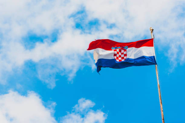 bandera croata con capa de brazos del croatia en pula, croacia - croatian flag fotografías e imágenes de stock