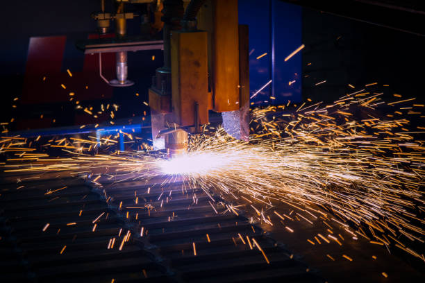 metalowe iskry. przemysłowe cięcie laserowe i plazmowe z blachy stalowej - cnc laser cutting zdjęcia i obrazy z banku zdjęć