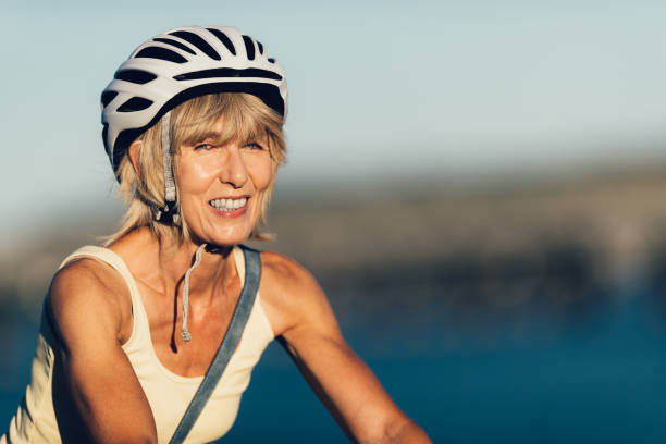 старшая женщина верхом на велосипеде на велосипедной дорожке - 7946 стоковые фото и изображения