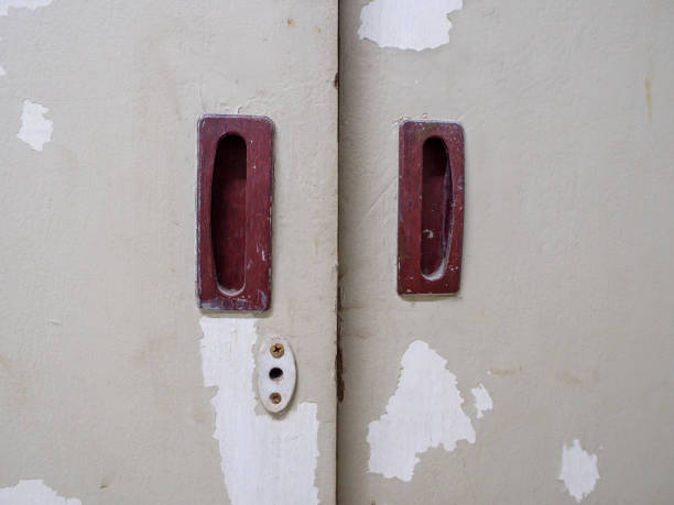 istock Keyhole and flush closet door handles 998561194