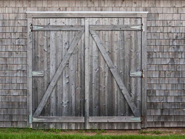 old grey cedar barn doors - barn door imagens e fotografias de stock
