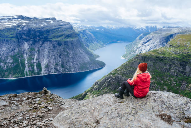 istock Blue lake in Norway near Trolltunga 998592910