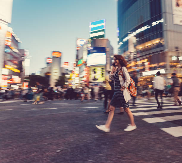 "no japão" - rush hour commuter on the phone tokyo prefecture - fotografias e filmes do acervo