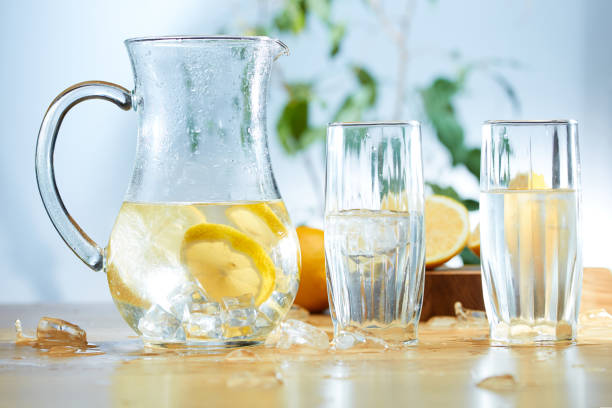 슬라이스 레몬, 얼음 및 나무 배경 안경 디 켄 터 - juice carafe glass decanter 뉴스 사진 이미지