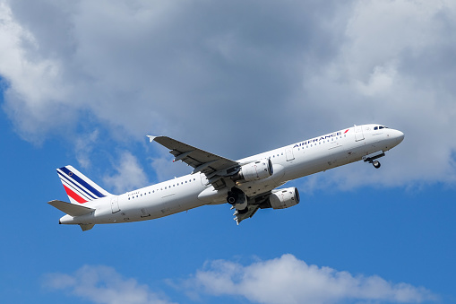 Air France Airbus A321 200 Cất Cánh Hình ảnh Sẵn có - Tải xuống Hình ảnh  Ngay bây giờ - Bay - Hoạt động di chuyển, Máy bay thương mại, Bầu trời -  iStock