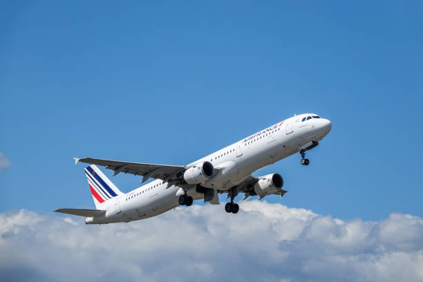air france, airbus a321 - 200 take off - airbus photos et images de collection