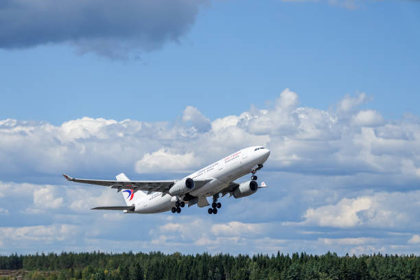 китай восточные авиалинии, airbus a330 - 200 взлетают - airbus a330 200 стоковые фото и изображения