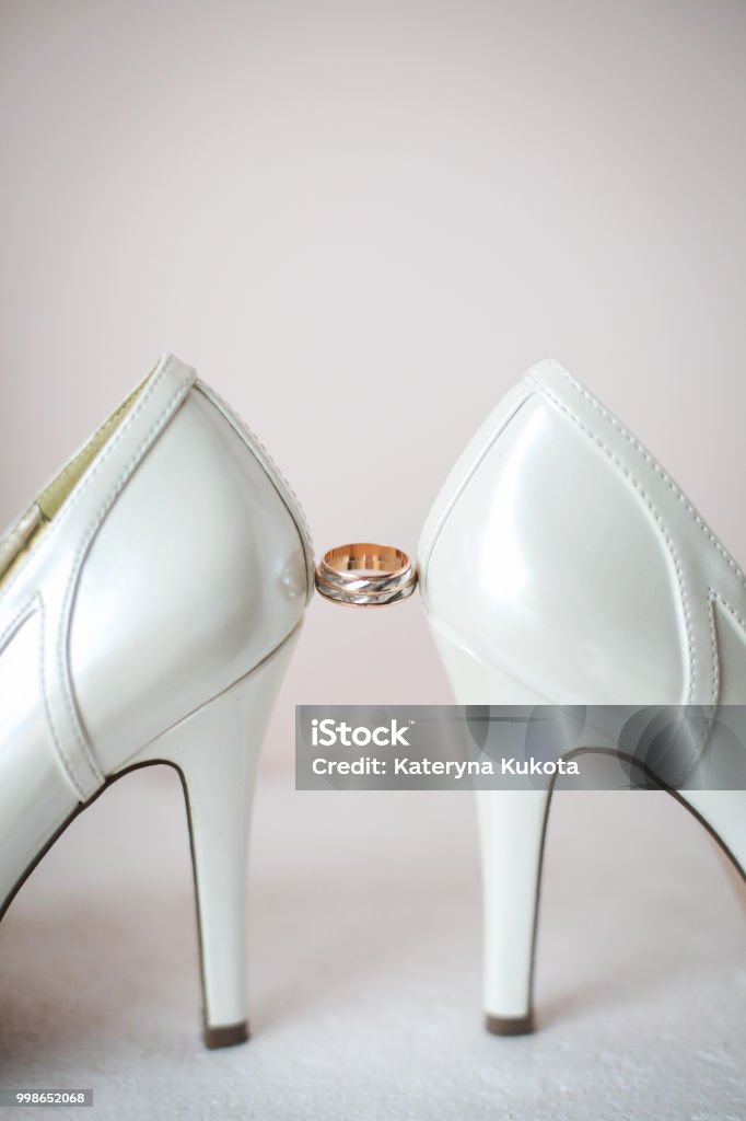 Eenzaamheid Absoluut Specialiteit Bridal Wedding Sandal Shoes Women Luxury Brand High Heels Pumps Silk Shoes  Formal Party Wedding Shoes Stock Photo - Download Image Now - iStock